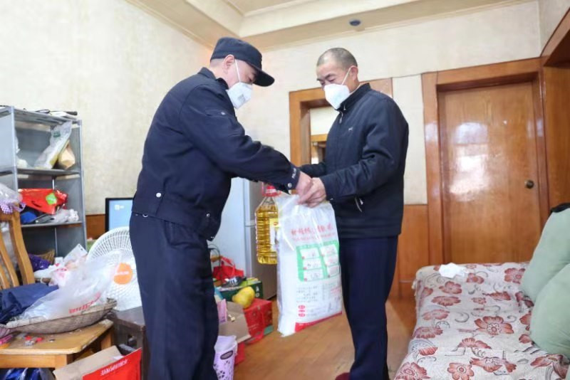 隔离疫情不隔绝温度与服务,隔离不隔爱执勤交警送药暖人心