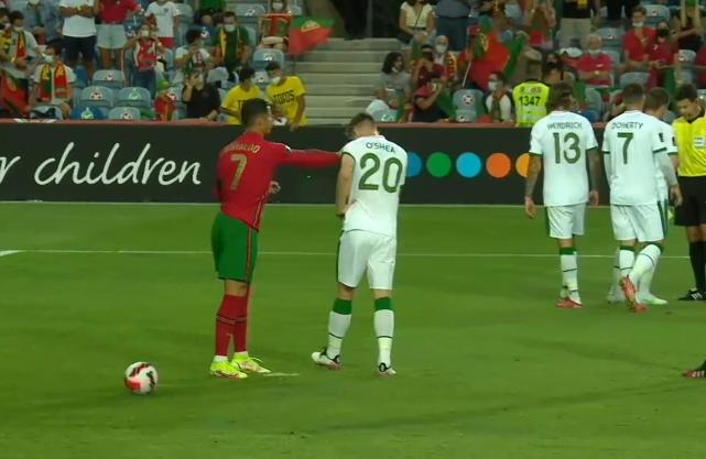 伎俩得逞了!C罗为啥罚丢点球?对手有点不厚道了,C罗直接一巴掌