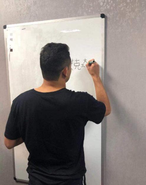 练*歌国**学写中文名，艾克森迅速进入角色，归属感才是入选主要原因