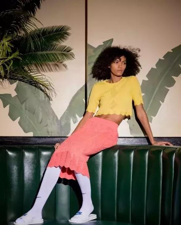 刘雯、倪妮不费力就很时髦原来是脚上的拖鞋太美了