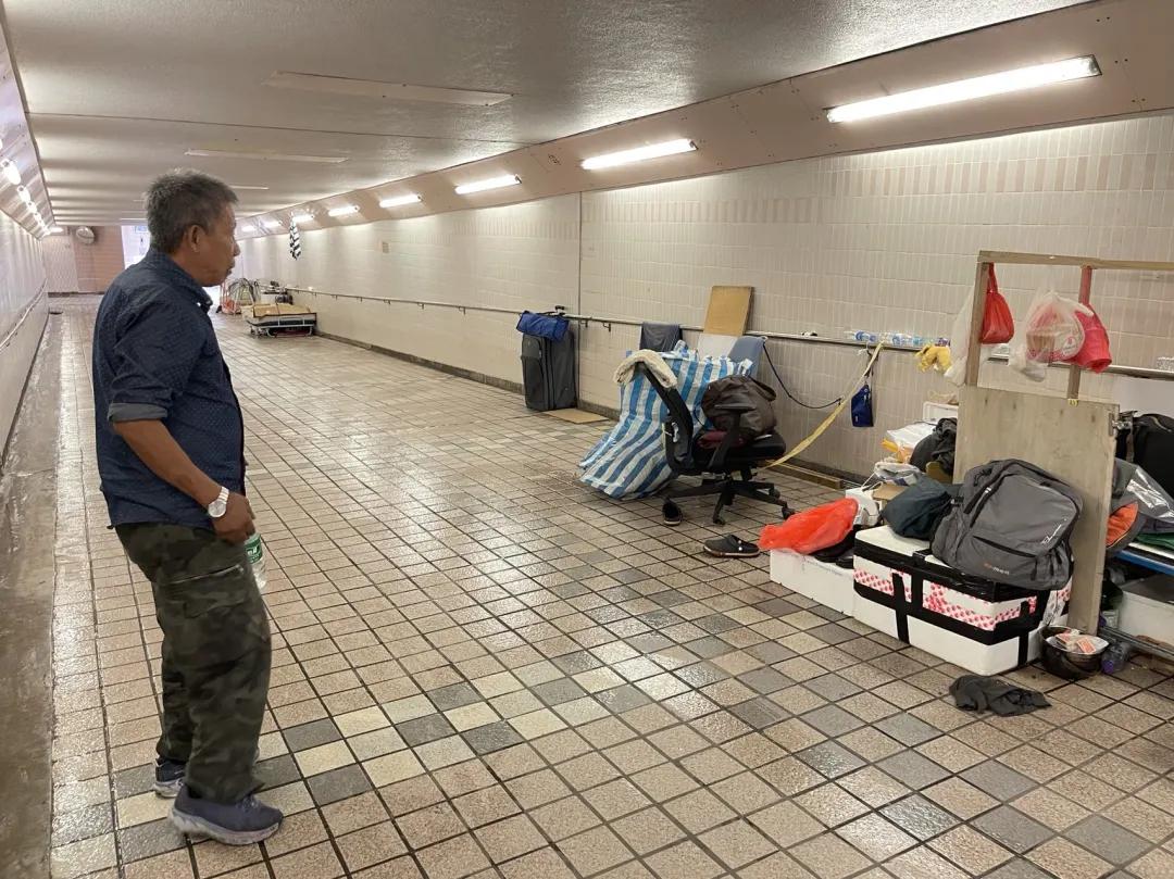 住在香港的地下通道里,香港地下通道住宿视频