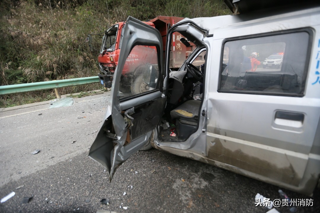两大车相撞后续,两车相撞现场只有一辆车原视频