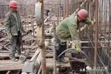 浇筑混凝土振动操作视频,振动混凝土棒施工