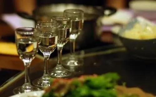 饮酒会使交感神经兴奋,喝酒使人兴奋的原因