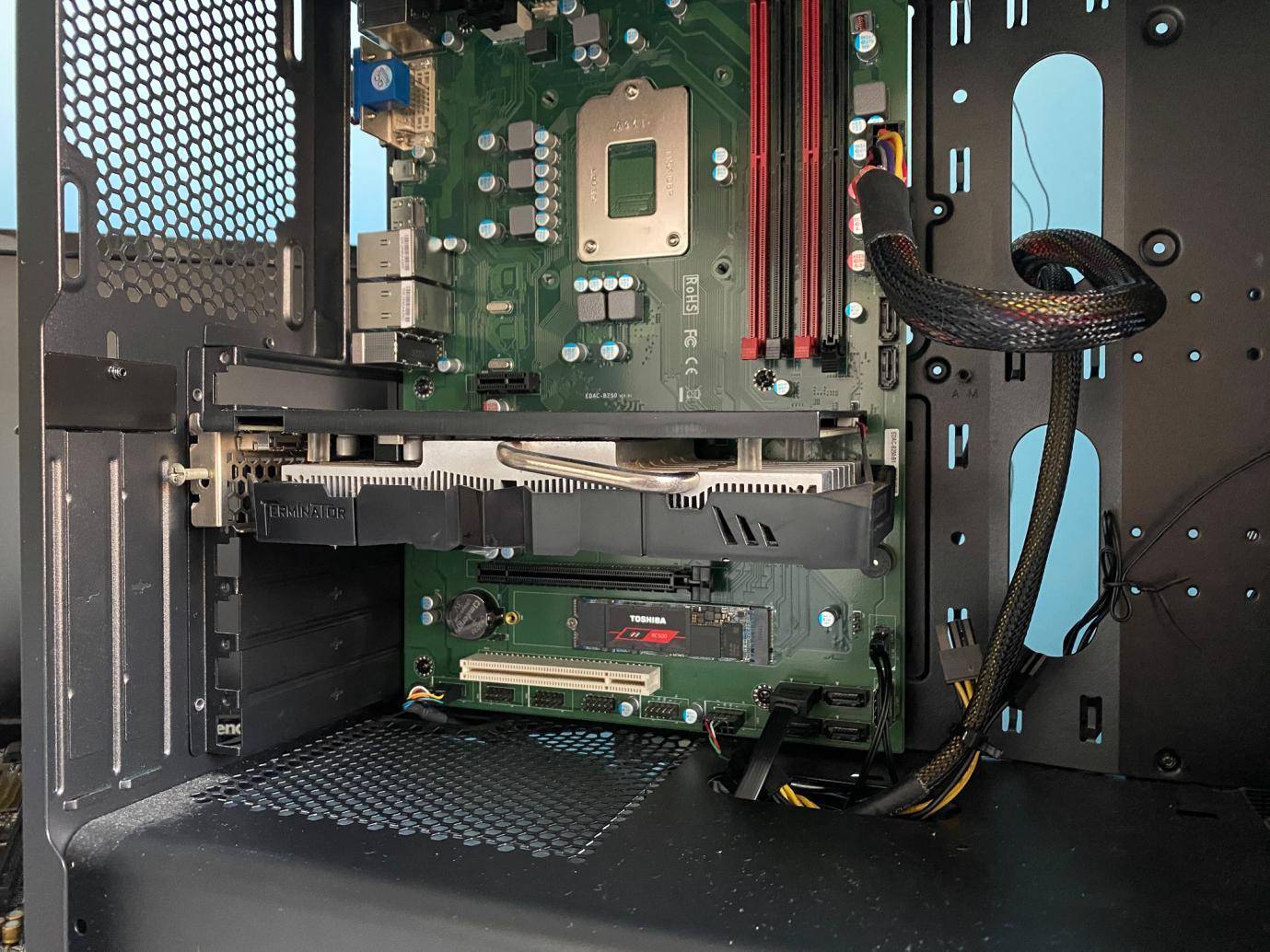 电脑系统是装在主板还是cpu上,电脑换了cpu和主板要重新装系统吗