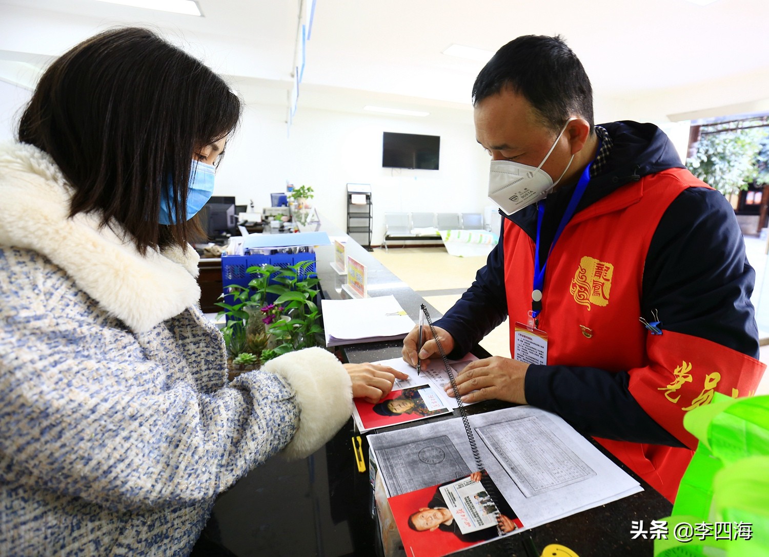 抗疫，这个乡镇140名“红马甲”服务居家隔离的3万群众