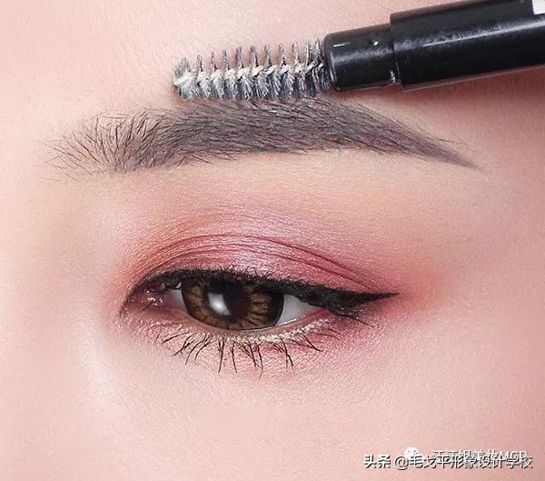 为什么眉毛稍不注意就画成平眉,画眉毛总是高低眉怎么办