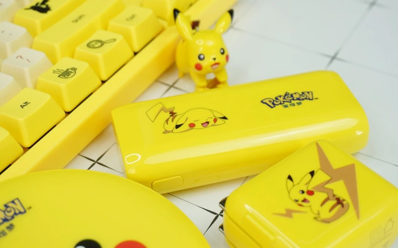 anker哆啦a梦联名款65w,anker新款磁吸底座充电宝测评