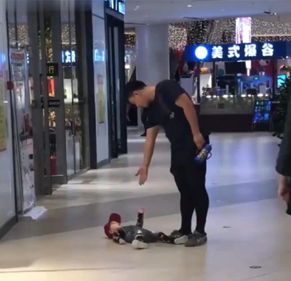 熊孩子毁了1000万手办,价值千万的手办被熊孩子弄坏后续