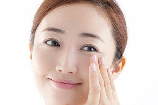 下眼角皱纹怎么消除简单方法,如何去眼角皱纹最有效的方法