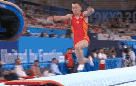 孙颖莎和伊藤美诚台下互动,孙颖莎对伊藤美诚撒娇