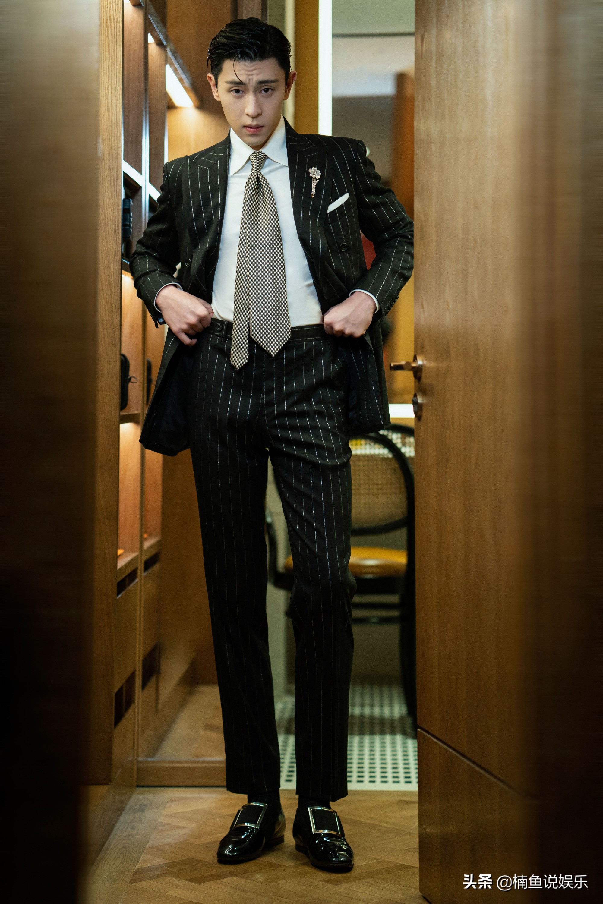 邓伦马龙罕见同框！大明星VS体坛冠军，西装造型帅气迷人