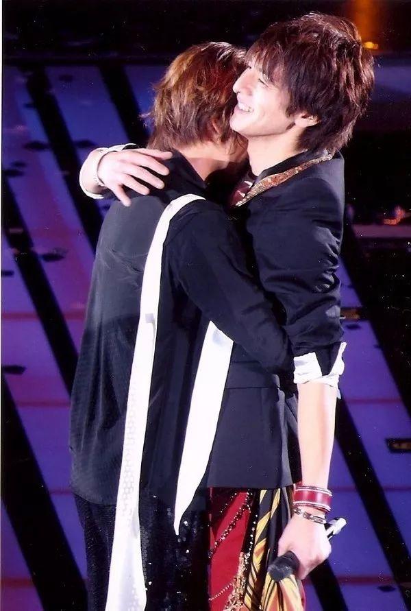 J家派系斗争结束，山下智久生田斗真晒合照表亲密