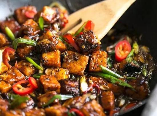 炒菜油总是溅地上怎么办,炒菜老是油溅到身上怎么办