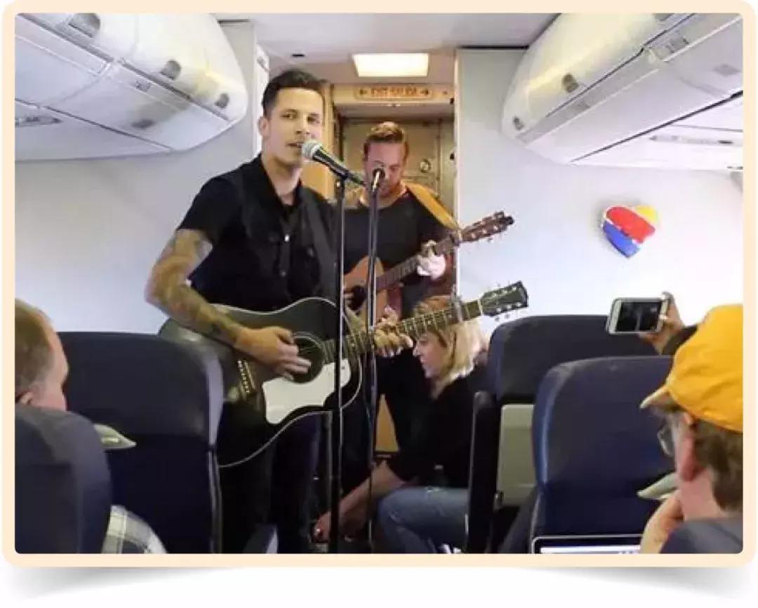 空姐在飞机上的坐姿,空姐坐飞机的奇葩经历