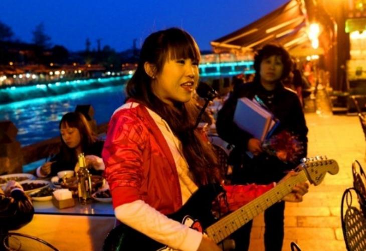 汶川地震时,那位救了丈夫、却丢了双腿的李应霞,如今怎么样了?