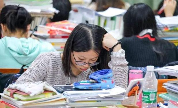 校内读书人vs校外都市丽人文案,在校内是读书人在校外是都市丽人