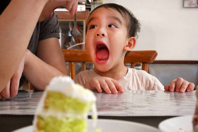 5岁男孩说话有一点结巴如何纠正,宝宝学说话有点结巴正常吗