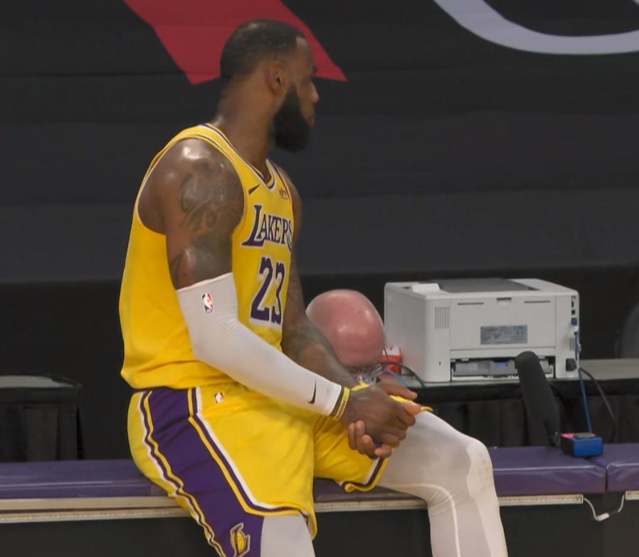 詹姆斯沮丧时刻,詹姆斯连续两次失误