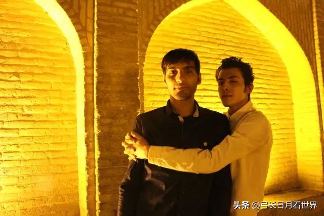 每个国家都有咸猪手，但伊朗连男生也不放过