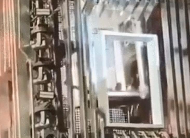 跳跳俏俏谢娜出席张杰演唱会,谢娜受伤张杰紧张的样子