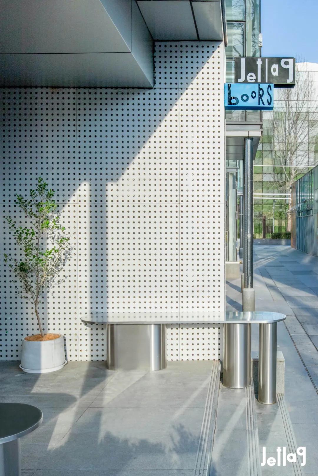 关店潮中，他在三里屯开了一家奢侈书店，用傲气向世界发起挑衅