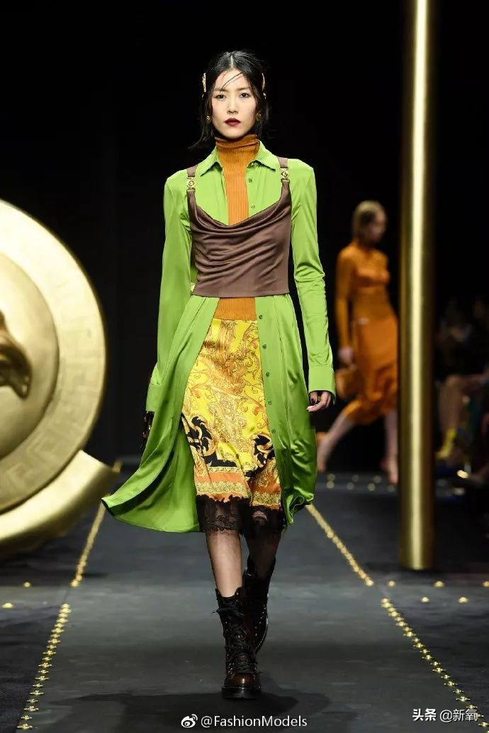 刘雯露腰全身照,刘雯晒出一组美照着绿色露腰上衣