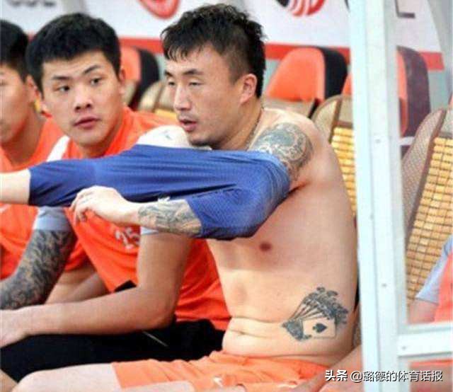 女足进球脱球衣滑跪庆祝,进球后脱衣庆祝