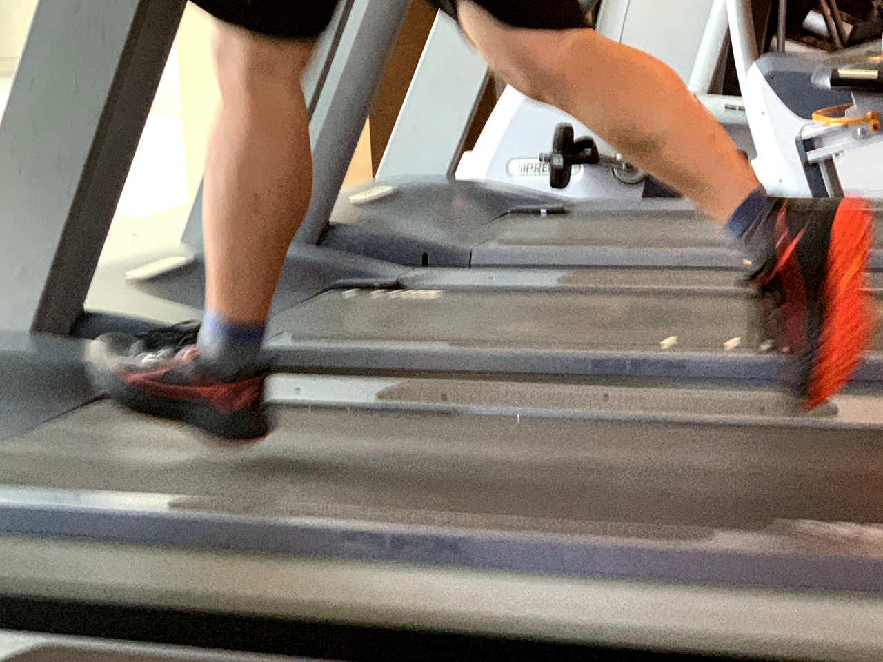 奔跑的Faith-咕咚R2信仰跑步鞋