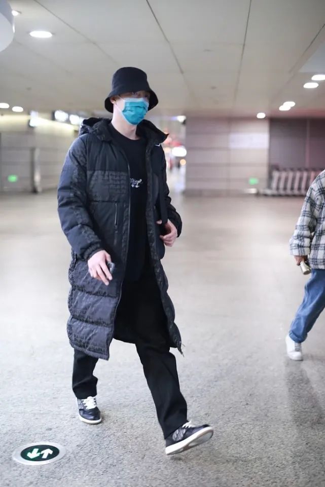 黄景瑜黑色的皮马甲怎么配好看,黄景瑜穿搭技巧