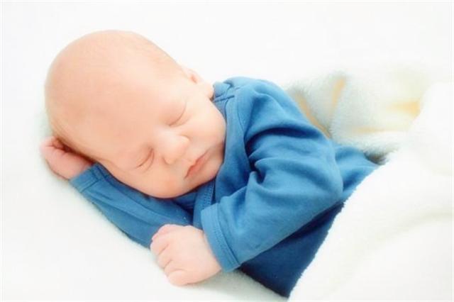 两个月的宝宝后脑勺比较凸怎么睡,宝宝一直侧着睡后脑勺太凸的原因