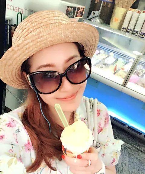 与周星驰签约8年只拍了2部戏,与周星驰签约8年只演2部戏