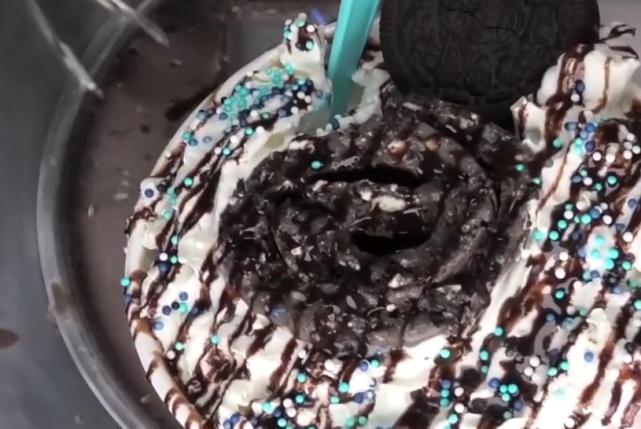 用奥利奥做冰淇淋路边摊,男人做冰淇淋