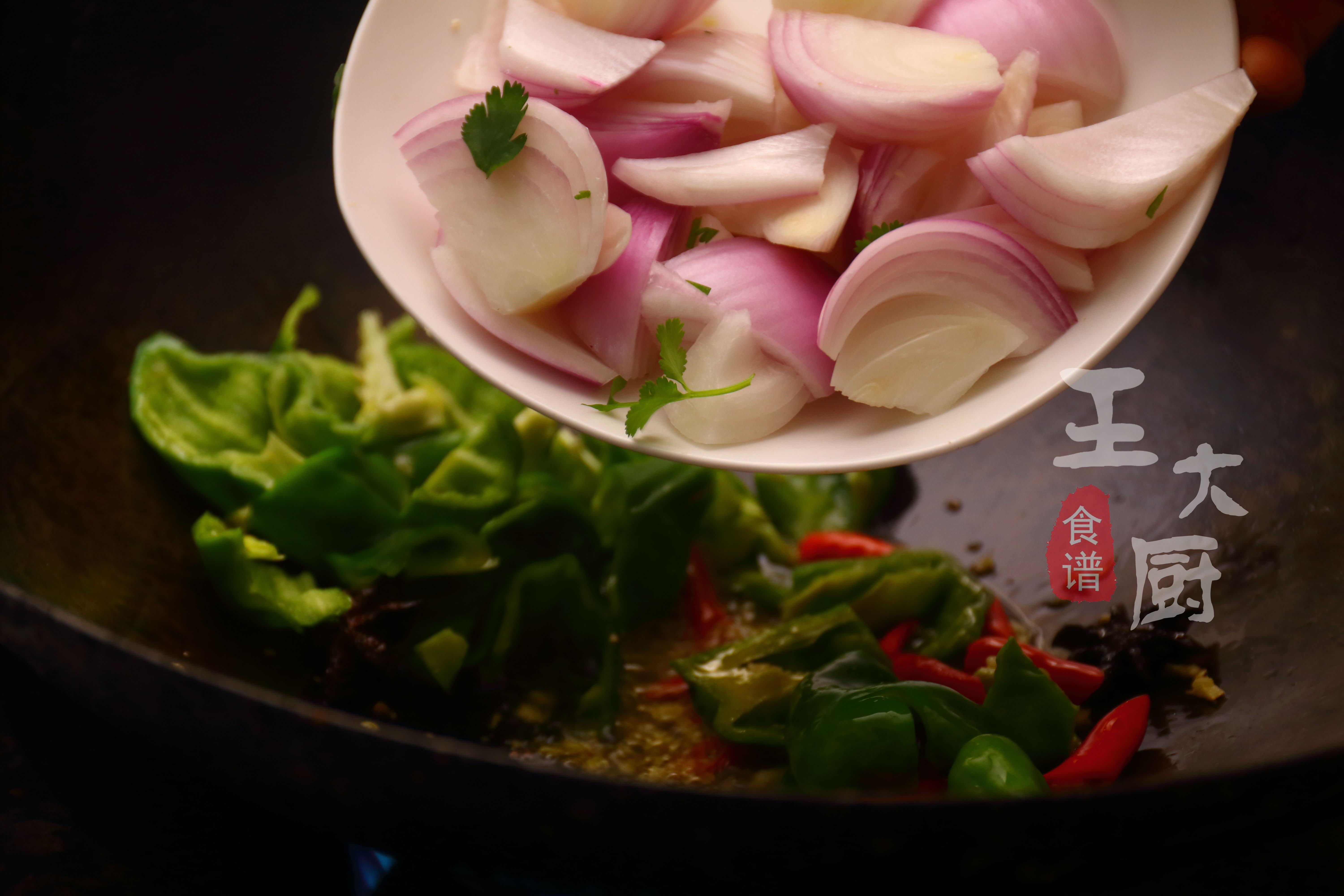 干锅肥肠的家常做法，香辣爽口，肥而不腻，超下饭，家人都爱吃