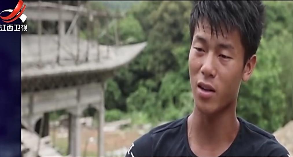 搬砖小伙逆袭人生,在工地搬砖健身网红