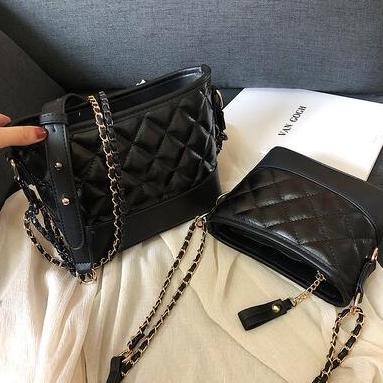 新款时尚洋气复古水桶包,复古斜挎水桶包穿搭