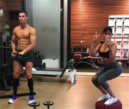 C罗拍摄女友和大儿子健身视频！霸道总裁一家子都在不停地奔跑