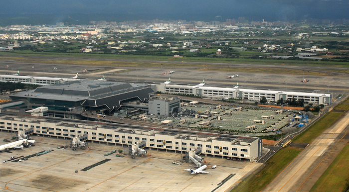 1998年飞机机长,1997年机长副机长活着吗