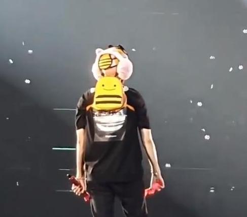 朴灿烈边伯贤低头苦涩一笑,朴灿烈边伯贤黑色证件照