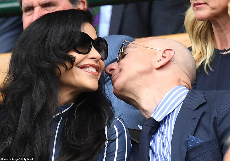 亚马逊CEO情人面前迫不及待,看台变身初恋男,狂亲桑切斯一整天