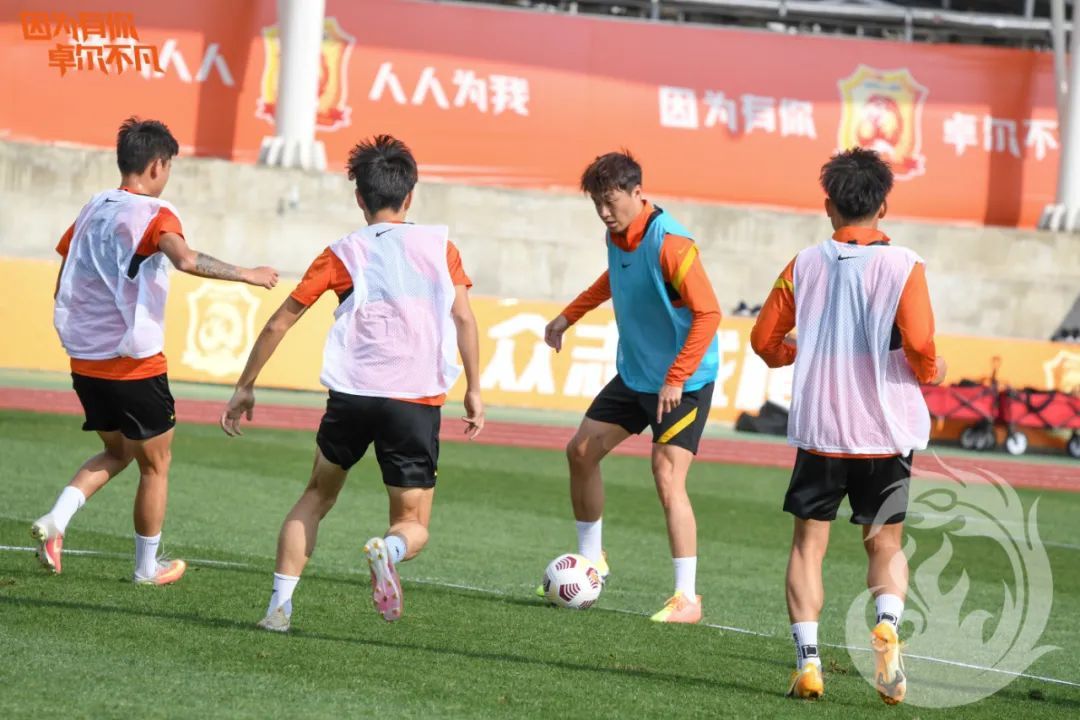 赛前团队热身投篮训练,武汉队第二场热身赛