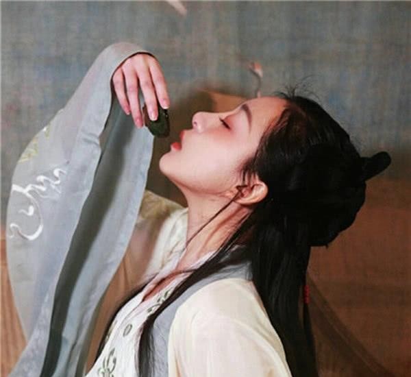 这首诗火了千年,不停被模仿,如今选入语文课本,家长却建议删除