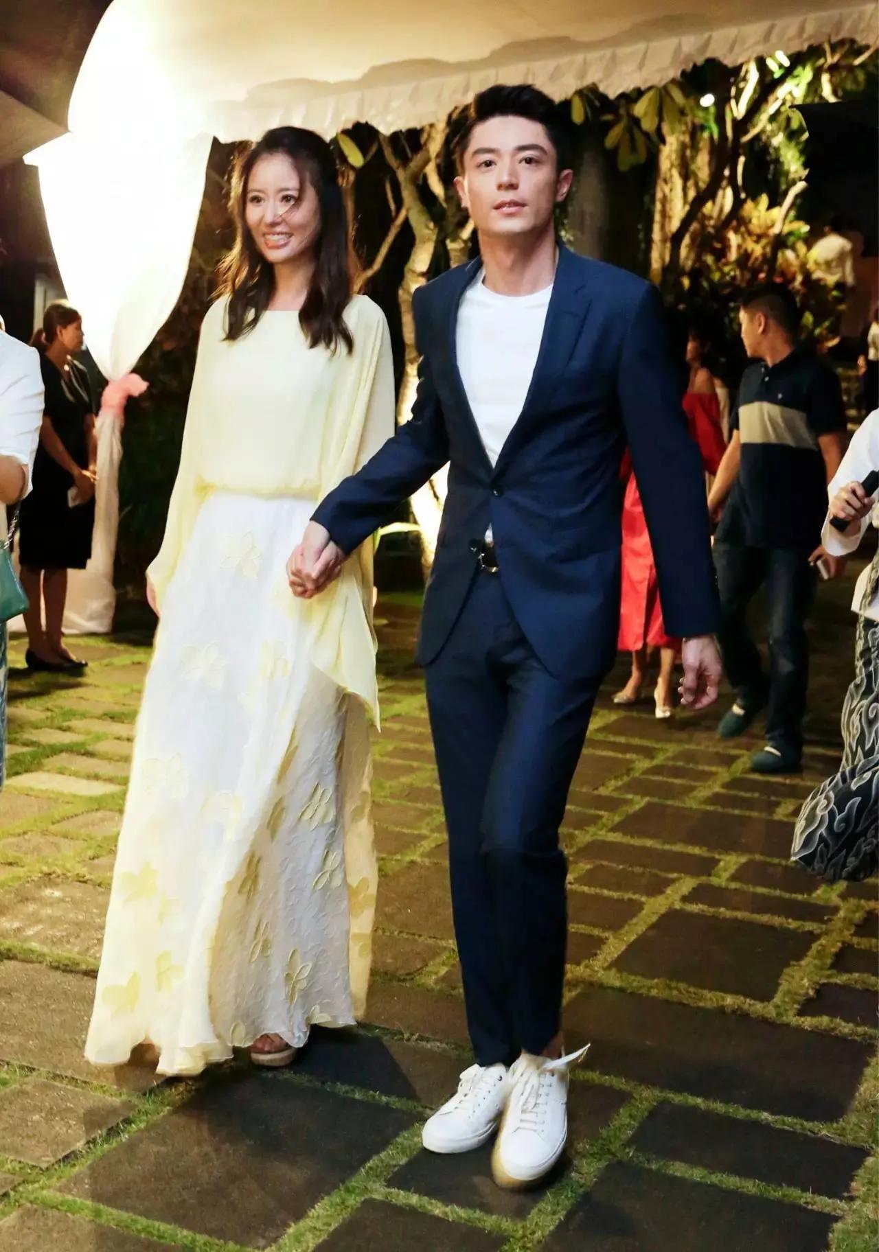 小白鞋也能穿出新花样,小白鞋百变风格