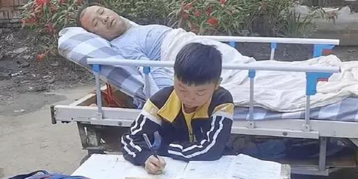 九岁男孩带瘫痪父亲去摘辣椒,少年靠摘辣椒养活瘫痪爸爸