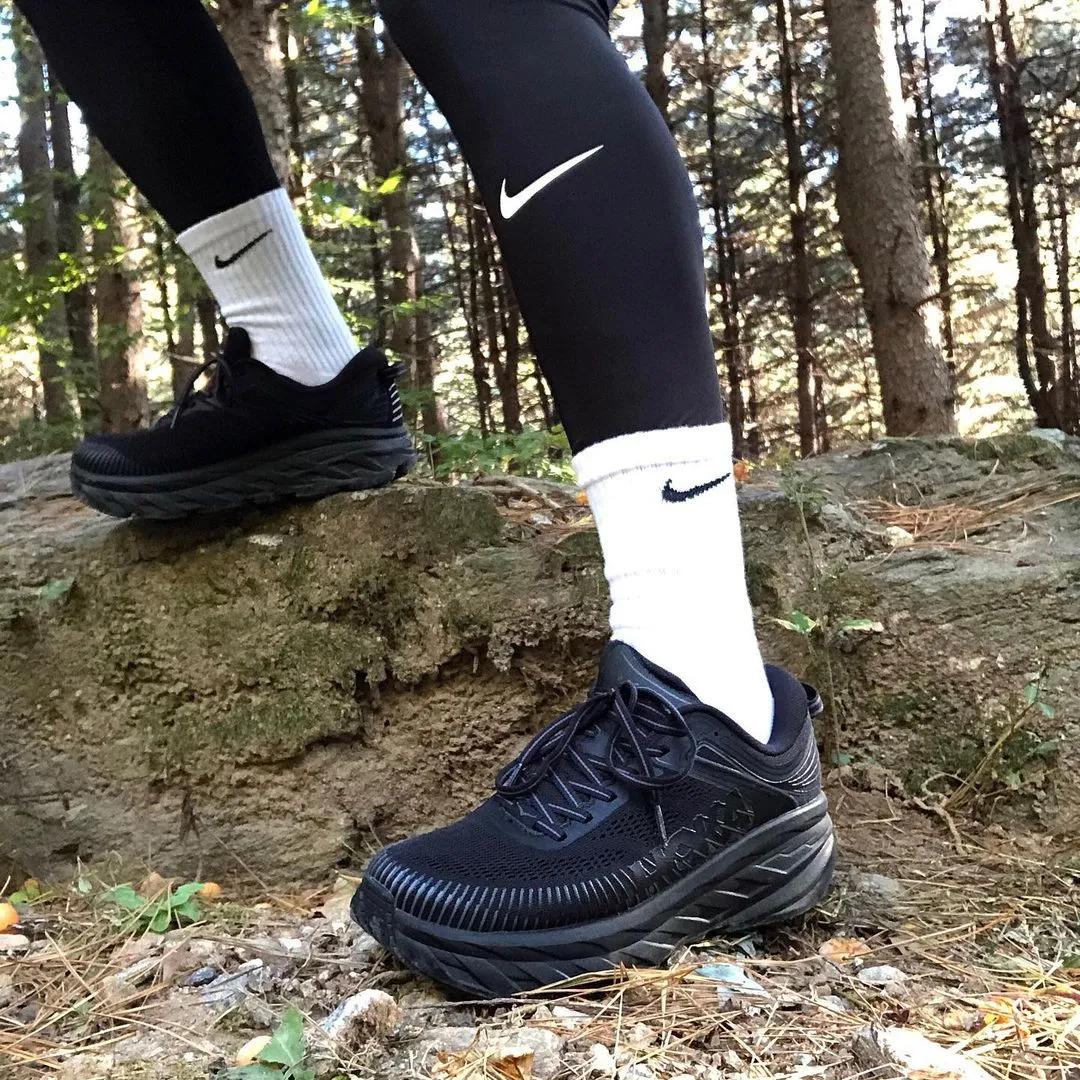 为什么韩国人总能把丑鞋穿成爆款，拍照技巧发色妆容，配饰少不了