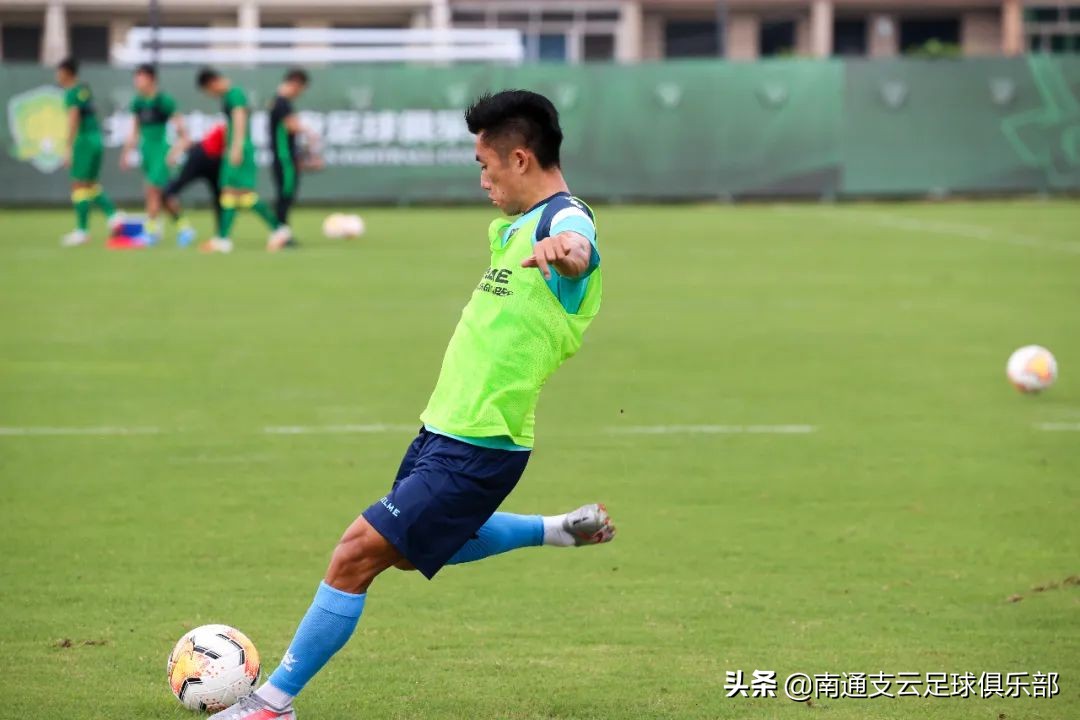 云动态|*男猛**戏水，狼兵泳池放松训练，快来围观