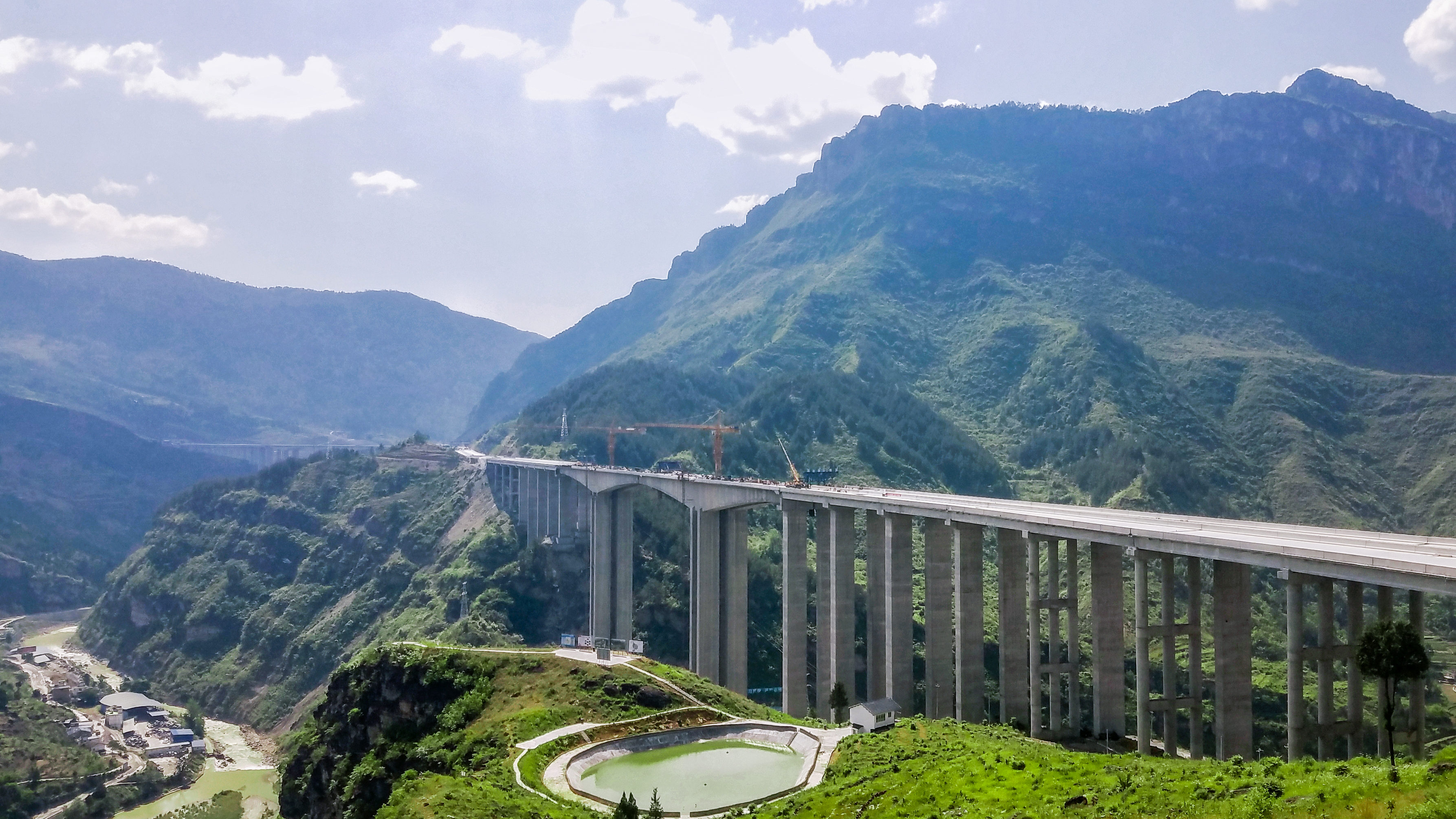 中建四局遵义战高温抢工期，正习高速复兴特大桥右幅中跨合龙