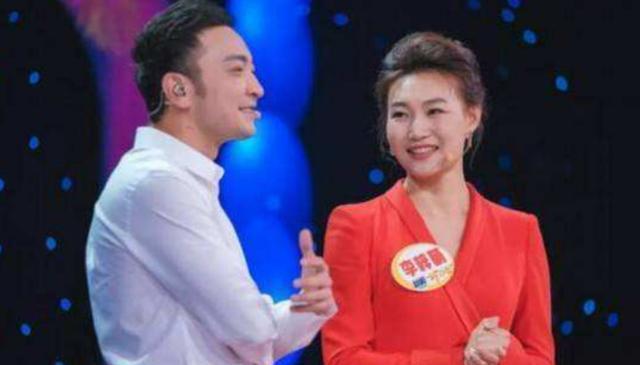 央视一姐李梓萌摘下假发似少女,央视主持人李梓萌戴假发工作20年