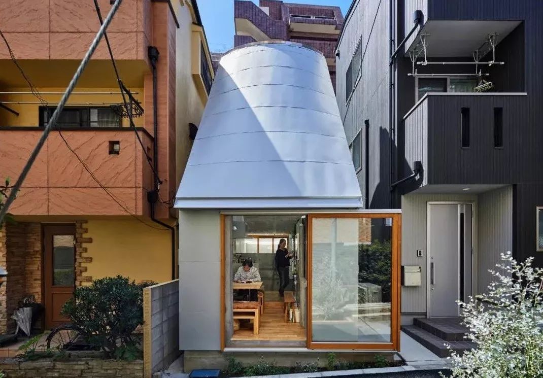 买不起大房子，日本教授为妻子造18m²“豪宅”当生日礼物.......