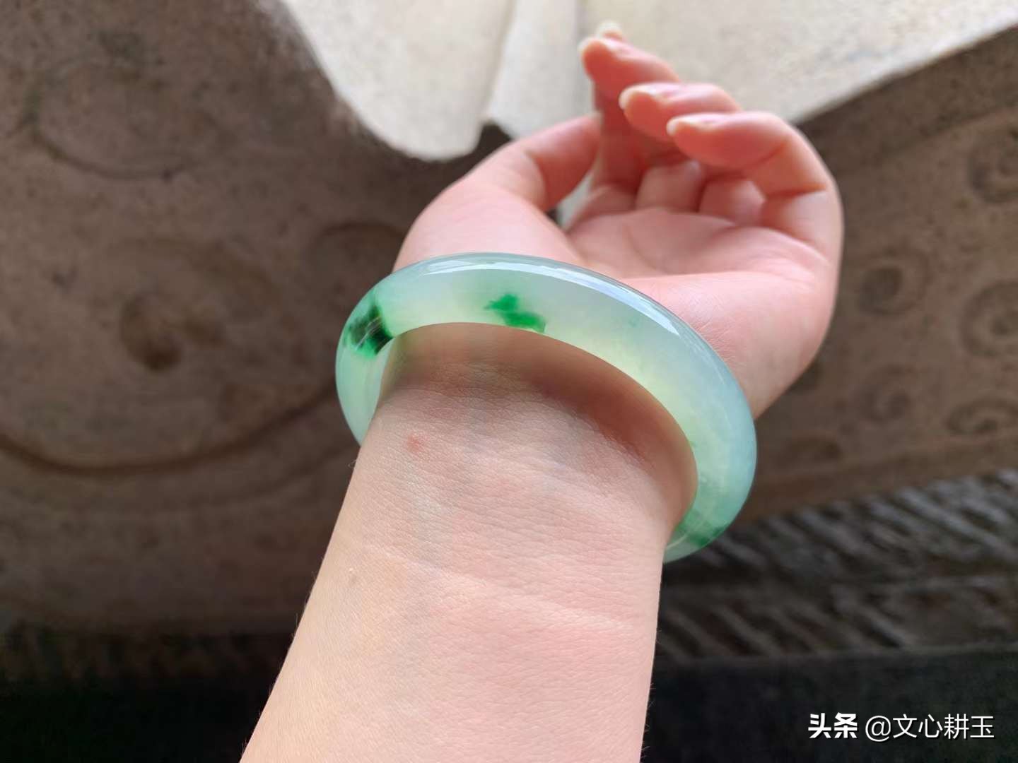 怎么简单摘下玉手镯,怎样轻松摘下金手镯